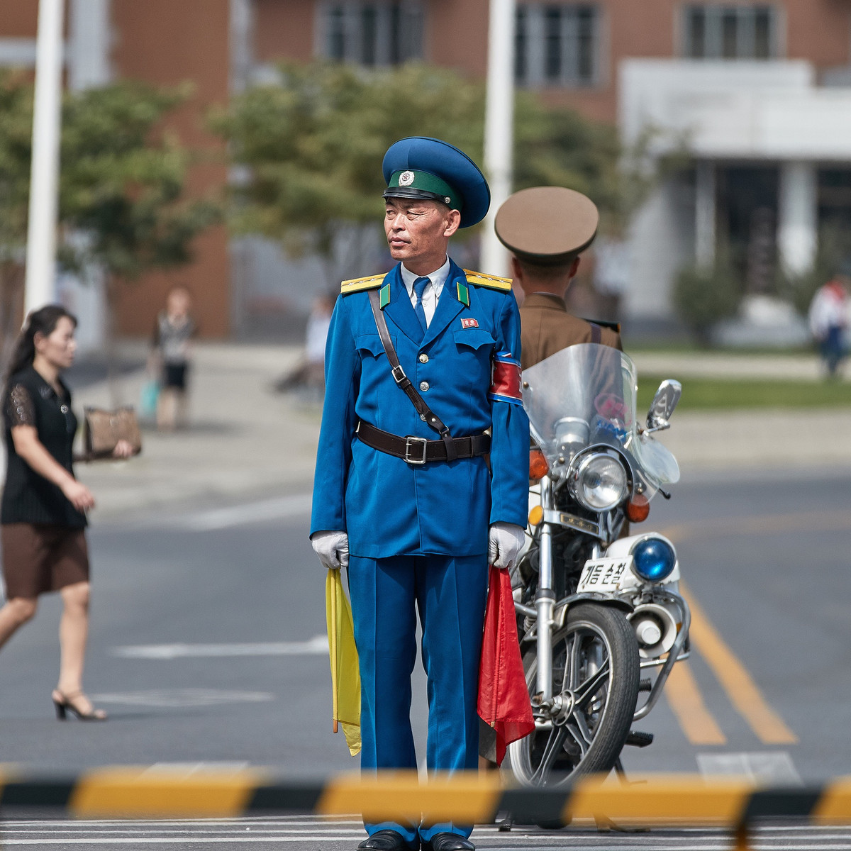 Cảnh sát giao thông làm nhiệm vụ trên đường phố.