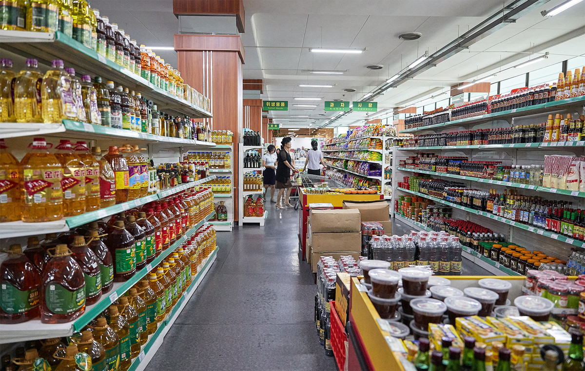 Bên trong một siêu thị bày bán rất nhiều mặt hàng ở Triều Tiên.