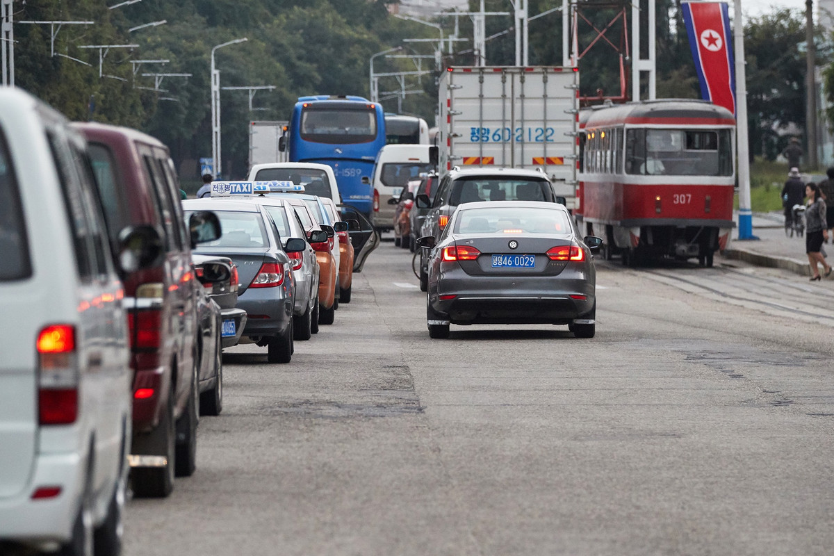 Những chiếc ô tô nối đuôi nhau trên một con đường ở Triều Tiên.