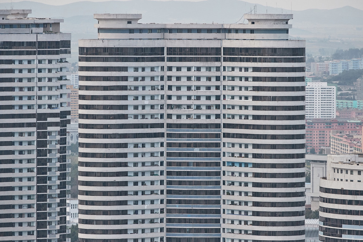 Những tòa nhà cao tầng, hiện đại không còn là điều hiếm thấy ở quốc gia này.