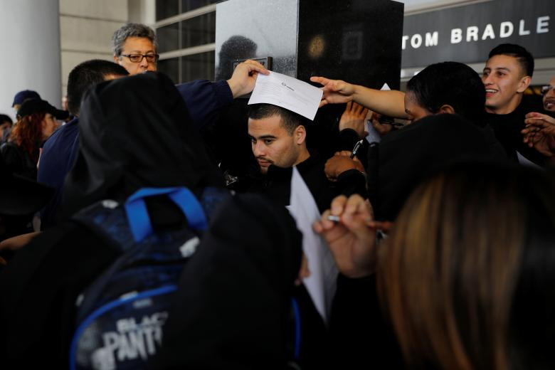 Các nhân viên TSA đăng ký phiếu thực phẩm sau cuộc họp báo tại sân bay quốc tế Los Angeles ngày 16/1.