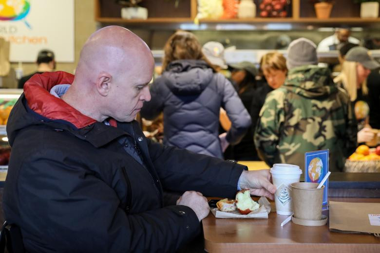 Việc Chính phủ Mỹ đóng cửa một phần đã khiến hàng trăm nghìn nhân viên liên bang phải làm việc không lương hoặc bị sa thải.