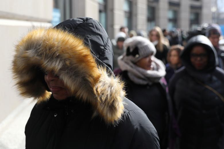 Các nhân viên liên bang xếp hàng nhận đồ ăn tại World Central Kitchen ở thủ đô Washington ngày 16/1.