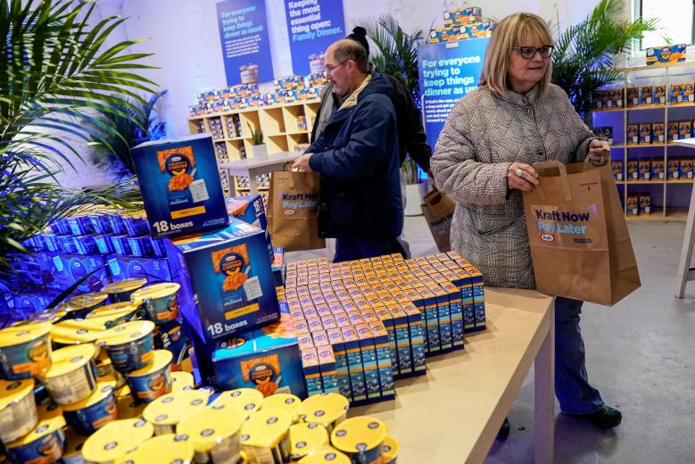 Các nhân viên liên bang chọn những món đồ miễn phí tại cửa hàng Kraft Food ở Washington ngày 17/1.