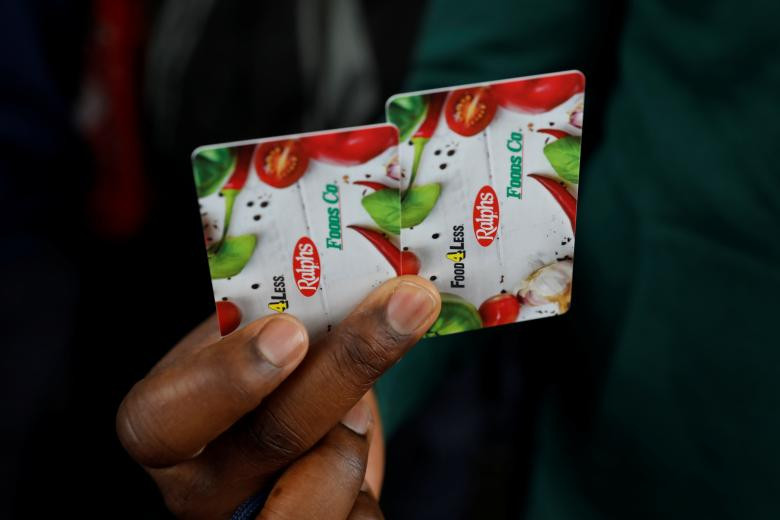 Một nhân viên TSA giơ hai tấm phiếu thực phẩm nhận được trong cuộc họp báo tại sân bay quốc tế Los Angeles ở California ngày 16/1.