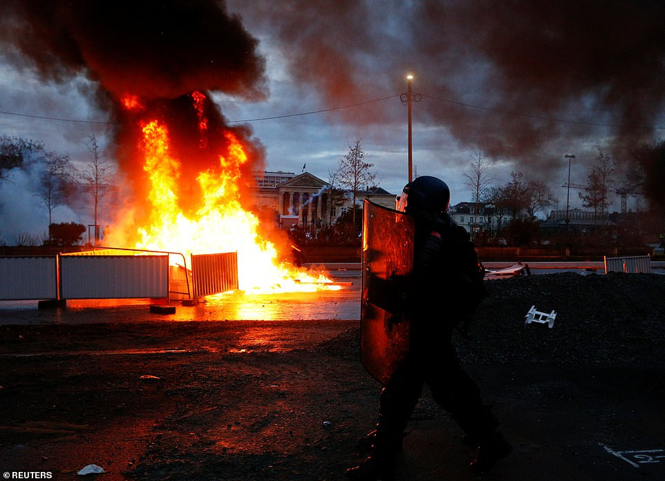Hinh anh bieu tinh du doi tren khap nuoc Phap tuan thu 10-Hinh-2