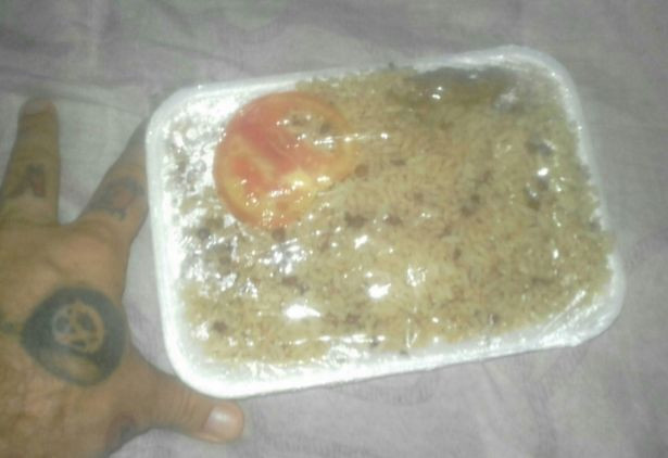 Holbert khẳng định nhiều tù nhân phải ăn đồ ăn "kinh khủng và độc hại".