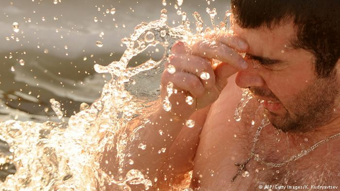 Theo DW, tắm trong nước lạnh là một truyền thống trong tháng đầu năm mới của người dân ở miền bắc nước Đức và một số khu vực khác ở Đông Âu. Hành động này không phải chỉ để kiểm tra sức khỏe của bạn mà còn là một truyền thống tôn giáo có ý nghĩa tượng trưng cho việc rửa sạch tội lỗi. (Nguồn ảnh: DW)