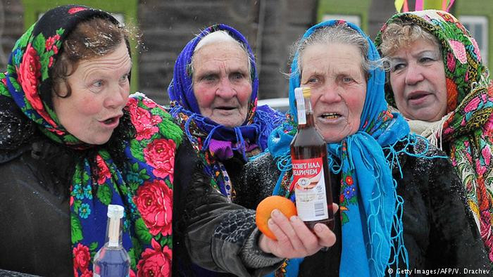 Theo truyền thống của Giáo hội Chính thống giáo Nga, người dân sẽ chuẩn bị bữa tiệc đêm Giáng sinh (Holy Super Christmas Eve) vào ngày 6/1 thay vì đêm 24/12. Đồ ăn trong bữa tiệc đêm Giáng sinh ở Nga thường khác nhau theo từng vùng miền, nhưng theo truyền thống, phổ biến nhất là 12 món.