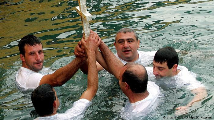 Tại Hy Lạp, Lễ Hiển Linh diễn ra vào ngày 6/1. Trong lễ này, các linh mục sẽ ném một cây thánh giá bằng gỗ xuống nước trong một nghi lễ có tên “Great Blessing of Waters". Mọi người sau đó sẽ nhảy xuống để chạm vào cây thánh giá này với hy vọng sẽ nhận được phước lành trong năm mới.