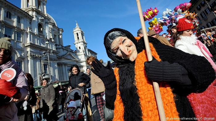 Tại Italy, đêm 5/1, bà già Befana sẽ tặng quà hay kẹo bánh cho những đứa trẻ ngoan, còn ngược lại, những em bé chưa nghe lời cha mẹ chỉ nhận được những hòn than đen.