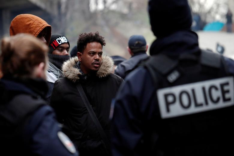 Trước đó, Pháp đã dọn dẹp nhiều khu trại tị nạn “mọc” lên ở thủ đô Paris và dọc theo các bờ biển phía bắc.