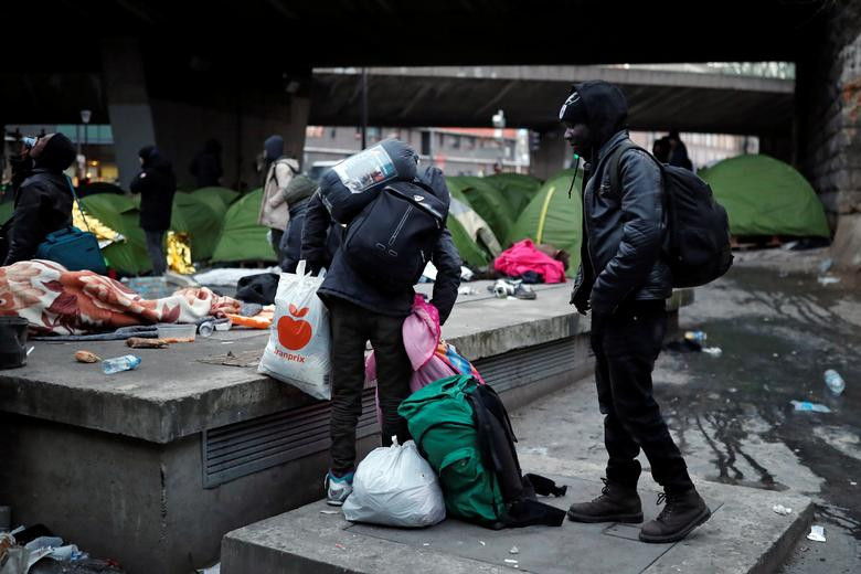 Một người tị nạn mang theo khá nhiều đồ đạc trước khi rời khỏi nơi này.