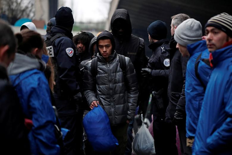 Người đàn ông "tay xách nách nang" tại khu trại tị nạn tạm bợ ở thủ đô nước Pháp.