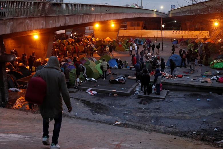 Người tị nạn sơ tán khỏi khu trại tạm bợ dưới chân cầu ở thủ đô Paris ngày 29/1. Mời độc giả xem thêm video: Hành trình gian khổ của người tị nạn Rohingya trên đất Châu Âu (Nguồn: VTC14)