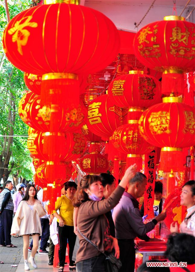 Những chiếc đèn lồng đỏ được bày bán trong một khu chợ ở Lăng Thuỷ, tỉnh Hải Nam, những ngày cận Tết Kỷ Hợi 2019.