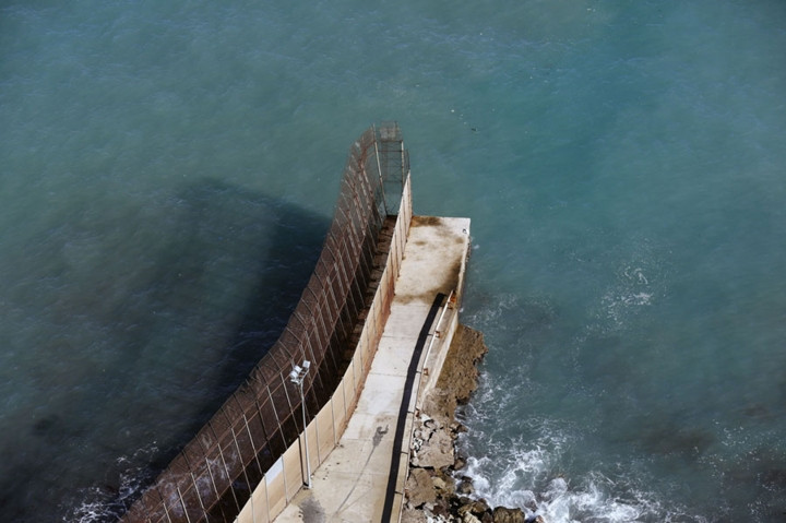 Hình ảnh hàng rào biên giới ngăn cách Morocco và thành phố tự trị Melilla của Tây Ban Nha ở phía Bắc châu Phi.