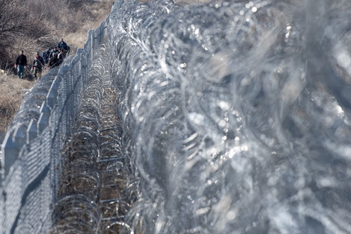 Các công nhân đang sửa chữa hàng rào dây thép gai giữa biên giới Bulgari và Thổ Nhĩ Kỳ ngày 21/2/2017.