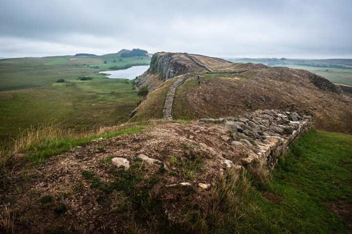 Những tàn tích còn lại từ Bức tường Hadrian chạy qua khu vực Northumberland, Anh. Bức tường này là một pháo đài phòng thủ của người La Mã được xây dựng vào năm 1 sau Công nguyên, bao quanh nước Anh từ Biển Ireland đến Biển Bắc nhằm ngăn chặn những người từ phương Bắc kéo xuống.