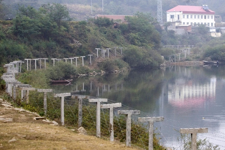 Hàng rào biên giới ngăn cách Triều Tiên với thành phố Đan Đông thuộc tỉnh Liêu Ninh ở đông bắc Trung Quốc.