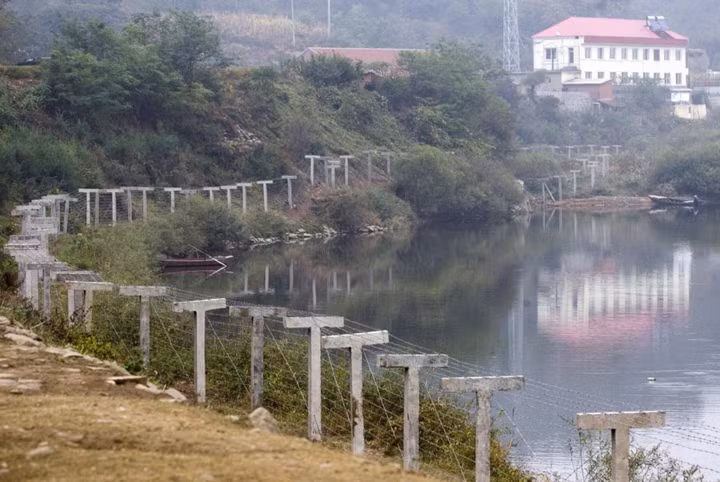 Hàng rào biên giới ngăn cách Triều Tiên với thành phố Đan Đông thuộc tỉnh Liêu Ninh ở đông bắc Trung Quốc.
