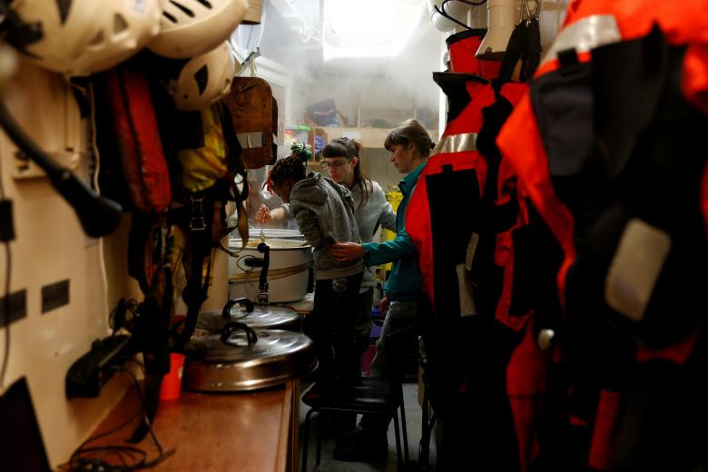 Một em nhỏ giúp các thành viên trong thuỷ thủ đoàn nấu đồ ăn trên tàu ngày 3/1.