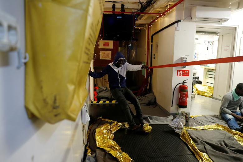 Tuần trước, một di dân đã mạo hiểm nhảy khỏi con tàu này xuống biển để tìm cách bơi vào bờ. Tuy nhiên, người này đã bị các thành viên thuỷ thủ đoàn đưa trở lại tàu.