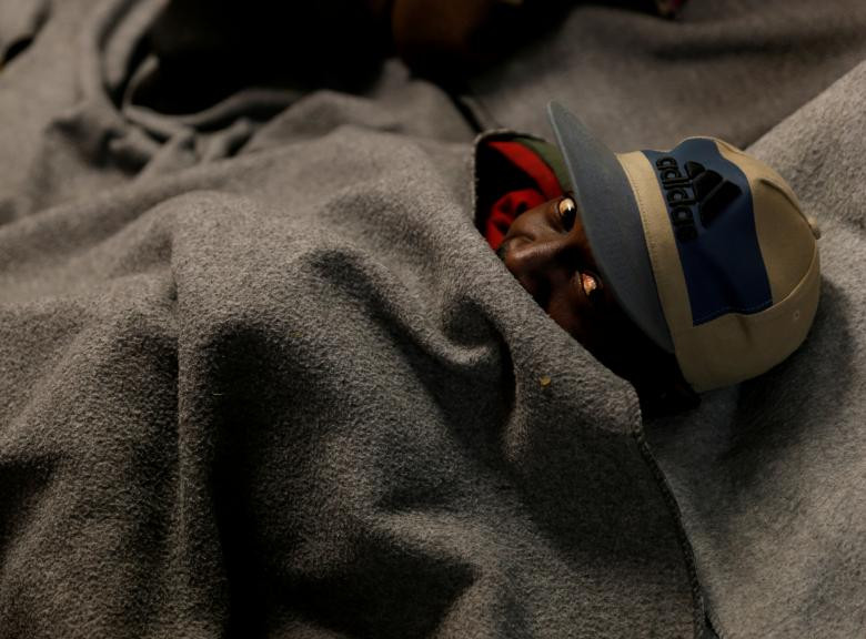 Các di dân nằm nghỉ trên tàu cứu hộ Sea-Watch 3 ngoài khơi bờ biển Malta ngày 3/1.