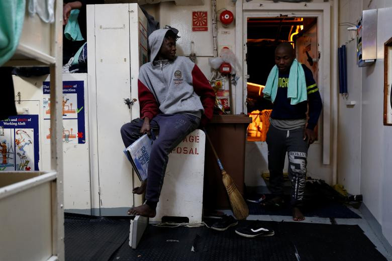 Các di dân trên tàu cứu hộ Sea-Watch 3.