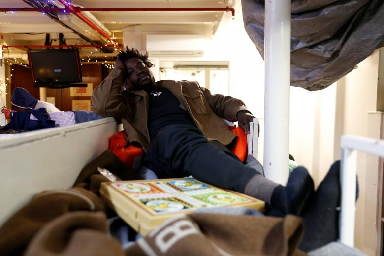 Một người nhập cư nằm nghỉ trên tàu tìm kiếm-cứu hộ Sea-Watch 3 ngoài khơi bờ biển Malta.