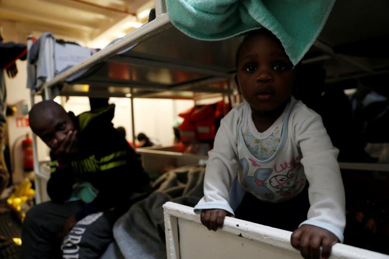 Gương mặt hồn nhiên của em nhỏ di cư trên tàu cứu hộ Sea-Watch 3.