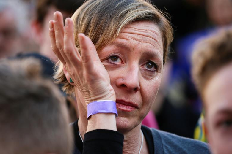 Một người phụ nữ bật khóc trong lúc lắng nghe bài phát biểu của nữ nghị sĩ Kamala Harris.