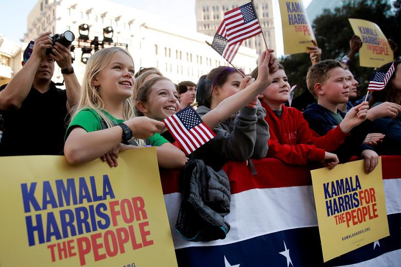 Nora Baedeker, 11 tuổi, và Maggie Sinclair, 12 tuổi, lắng nghe bài phát biểu của Thượng nghị sĩ Harris.