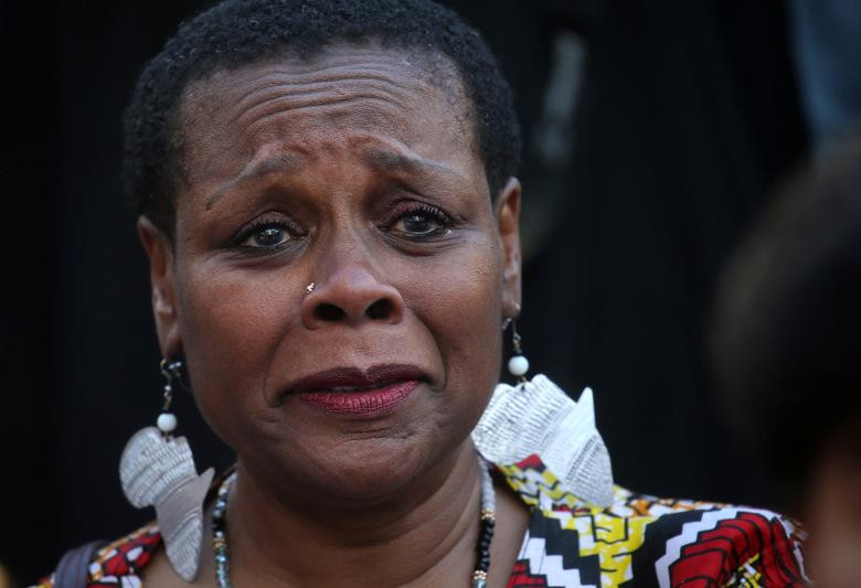 Một người ủng hộ xúc động khi lắng nghe phát biểu của Thượng nghị sĩ Harris.