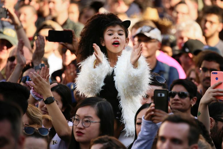 Một bé gái vỗ tay khi tham gia cuộc vận động tranh cử của bà Harris tại Oakland hôm 27/1.