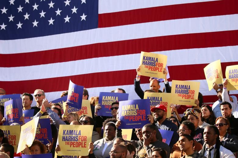 Đám đông người ủng hộ hô vang khi tham dự cuộc vận động tranh cử của nữ ứng viên Tổng thống Mỹ Kamala Harris.