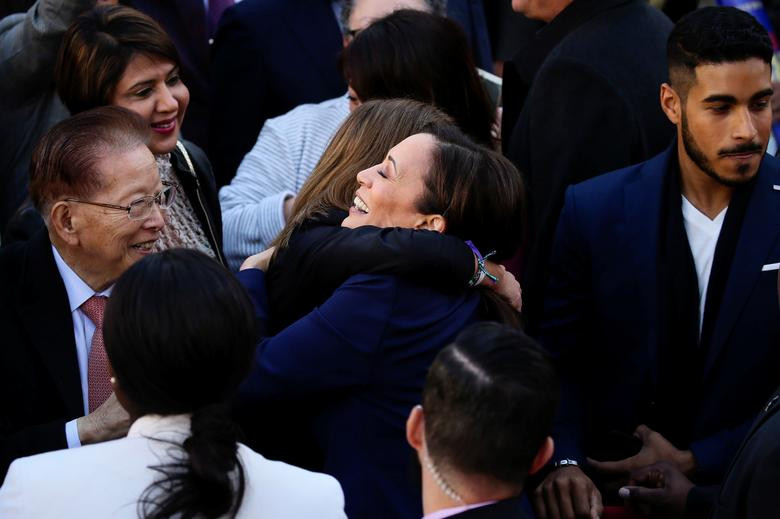 Một người ủng hộ ôm chầm lấy Thượng nghị sĩ Kamala Harris trong cuộc vận động tranh cử ở Oakland ngày 27/1.