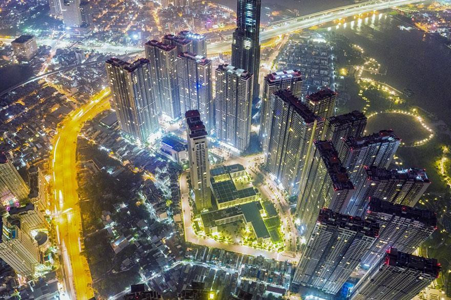 Sài Gòn về đêm nhìn từ trên cao. Đây là tác phẩm của Tuan Nguyen.