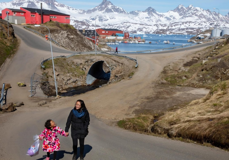 Người phụ nữ dắt tay con nhỏ trên một con đường ở thị trấn Tasiilaq.