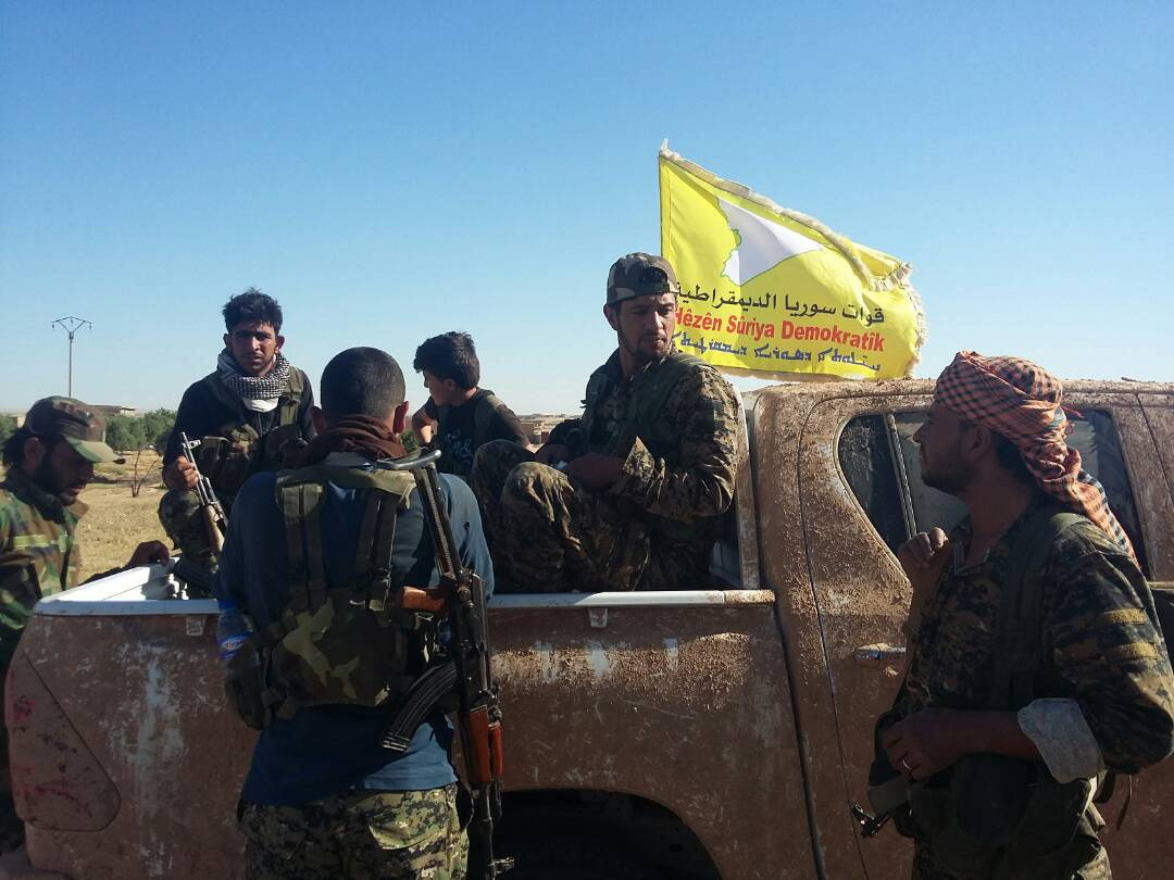 Lực lượng Dân chủ Syria đang tìm cách phá vỡ các tuyến phòng thủ của phiến quân IS ở phía bắc Al-Shafah, trong khi các đồng minh của họ từ Liên quân Mỹ cố gắng làm suy yếu khả năng chống cự của nhóm khủng bố này bên trong thị trấn. Ảnh: AMN.