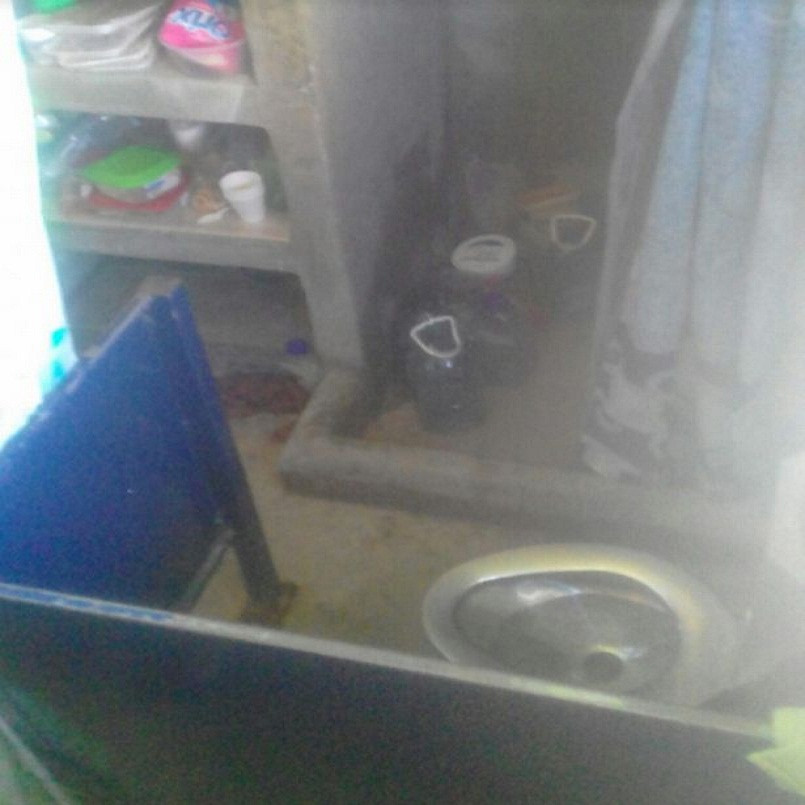Trong nhà tù Chiriqui, các tù nhân chỉ có thể được sử dụng nhà vệ sinh vào thời gian quy định.