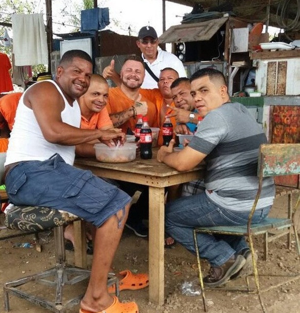 "Tôi không tham gia vào hoạt động bán ma tuý. Tuy nhiên, tôi bán 'giấy phép' cho việc đó. Nếu muốn bán ma tuý trong nhà tù này, bạn phải có 'giấy phép", Holbert, người đăng tải đoạn video về cuộc sống bên trong nhà tù Chiriqui, nói.