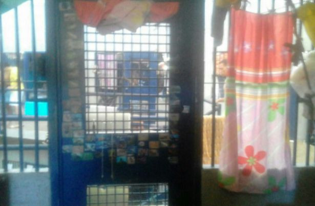 "Mọi người ở đây đều có súng, nhưng tôi thì không", Holbert cho biết. Ngoài ra, theo Holbert, các tù nhân trong trại phạm này cũng có thể mua dao tự chế.