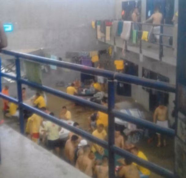 Được biết, phía sau song sắt nhà tù Panama này, các tù nhân vẫn có thể tổ chức "tiệc tùng", trò chuyện trên ứng dụng WhatsApp hay mua súng với giá tối thiểu là 310 bảng Anh,...