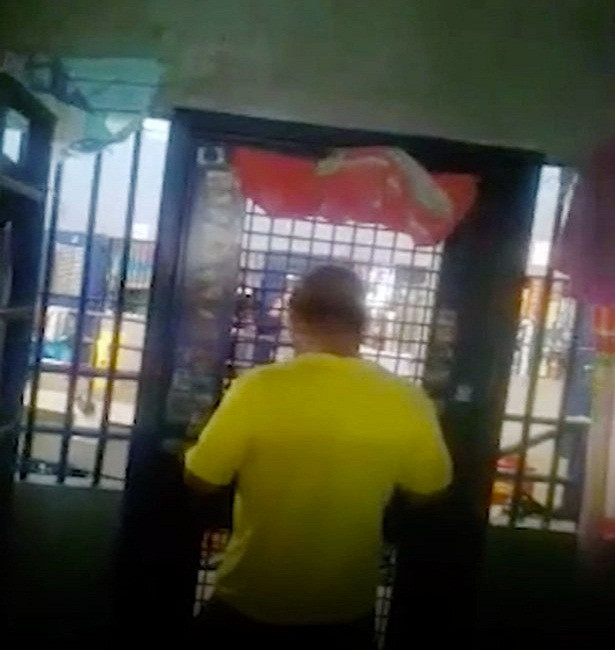 Thậm chí, các tù nhân trong nhà tù Chiriqui có thể "qua đêm" với phụ nữ, chỉ cần họ bỏ tiền ra. "Những cô gái được đưa vào phòng giam vào khoảng 20 giờ tối và rời khỏi đó lúc 4 giờ sáng hôm sau", Holbert cho biết.