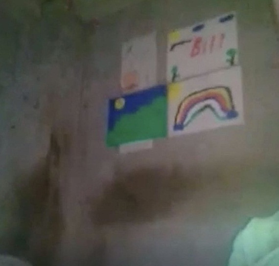 Một số bức vẽ đầy màu sắc được treo trên tường cạnh giường ngủ của Holbert. So với các tù nhân khác, điều kiện sống của Holbert trong nhà tù này tốt hơn nhiều.