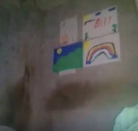 Một số bức vẽ đầy màu sắc được treo trên tường cạnh giường ngủ của Holbert. So với các tù nhân khác, điều kiện sống của Holbert trong nhà tù này tốt hơn nhiều.