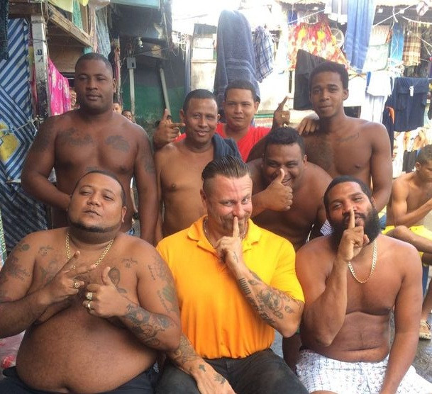 Holbert khẳng định hoạt động buôn bán ma tuý diễn ra thường ngày bên trong nhà tù này.