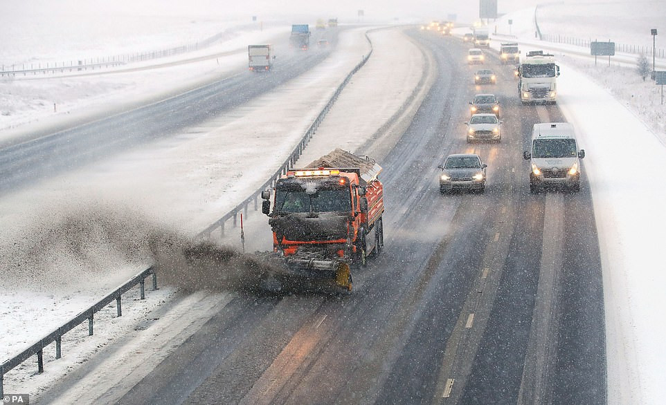 Xe dọn tuyết trên đường M6 gần ngôi làng Shap ở Cumbria.