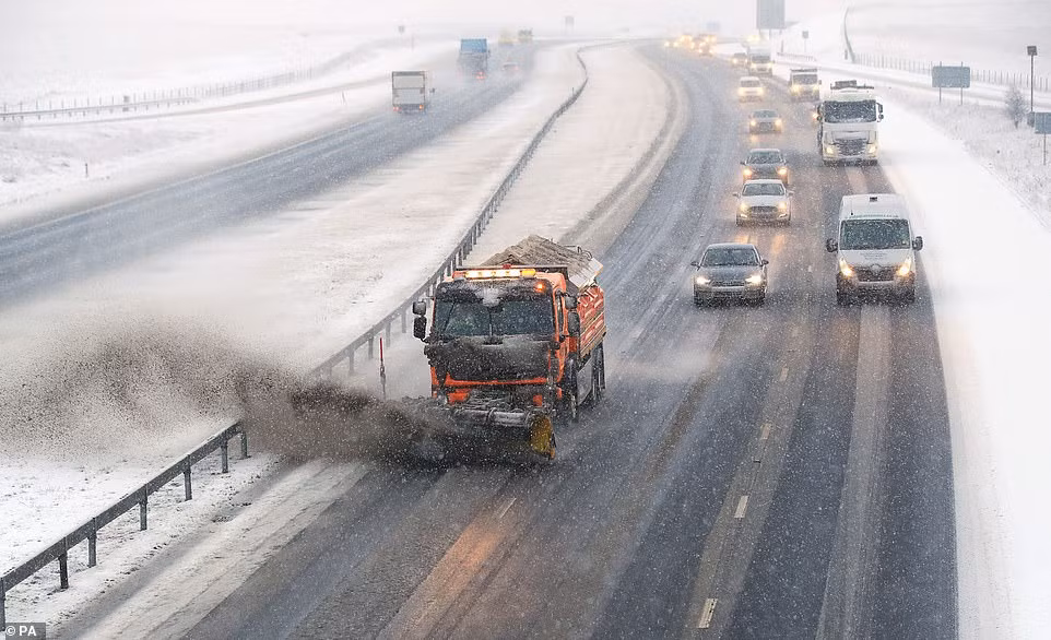 Xe dọn tuyết trên đường M6 gần ngôi làng Shap ở Cumbria.